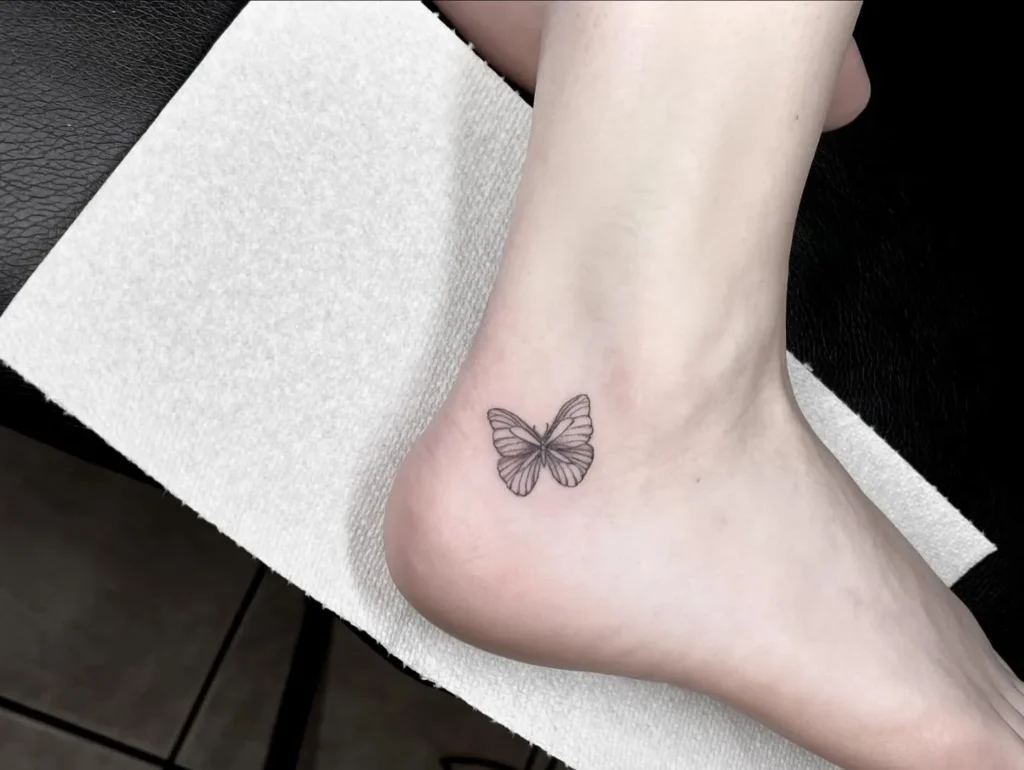 Tiny Single-Line Butterfly